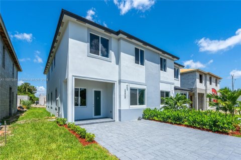 Adosado en venta en Miami, Florida, 5 dormitorios, 233.93 m2 № 1428160 - foto 3