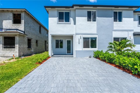 Adosado en venta en Miami, Florida, 5 dormitorios, 233.93 m2 № 1428160 - foto 2