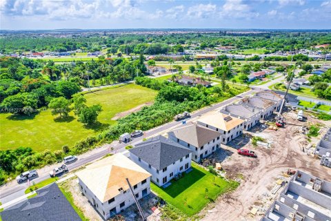 Townhouse in Homestead, Florida 5 bedrooms, 321.72 sq.m. № 1428159 - photo 9