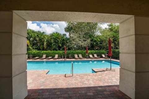 Townhouse in Palm Springs, Florida 3 bedrooms, 157.1 sq.m. № 1075995 - photo 4
