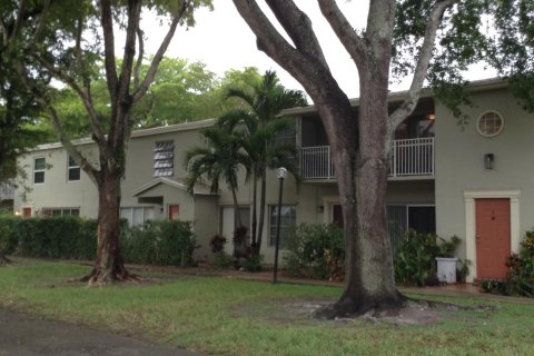 Condo in Tamarac, Florida, 2 bedrooms  № 1226789 - photo 2