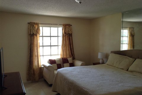 Condo in Tamarac, Florida, 2 bedrooms  № 1226789 - photo 11