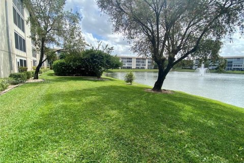 Condo in Coconut Creek, Florida, 2 bedrooms  № 1401597 - photo 18