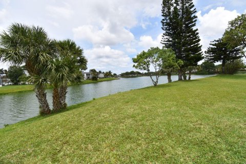 Condo in West Palm Beach, Florida, 1 bedroom  № 1042999 - photo 2