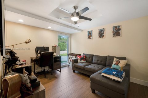 Villa ou maison à vendre à South Miami, Floride: 6 chambres, 300.63 m2 № 1075566 - photo 2
