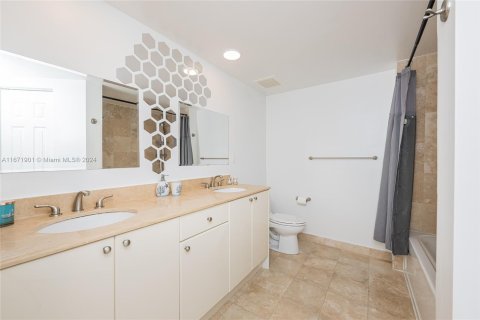 Condo in Hallandale Beach, Florida, 1 bedroom  № 1394808 - photo 25