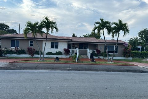 Купить виллу или дом в Корал-Гейблс, Флорида 1 комната, 136.94м2, № 1070166 - фото 1