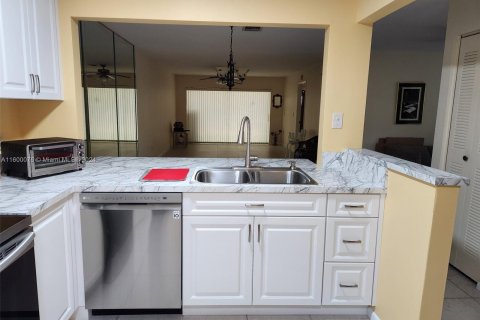 Condo in St. Lucie, Florida, 2 bedrooms  № 1216689 - photo 5