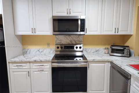 Condo in St. Lucie, Florida, 2 bedrooms  № 1216689 - photo 7