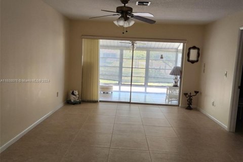 Condo in St. Lucie, Florida, 2 bedrooms  № 1216689 - photo 17