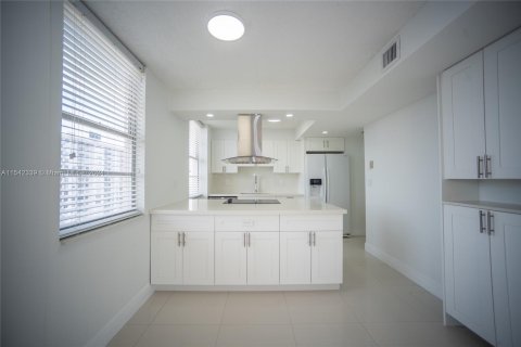 Condo in Sunny Isles Beach, Florida, 2 bedrooms  № 1042917 - photo 23