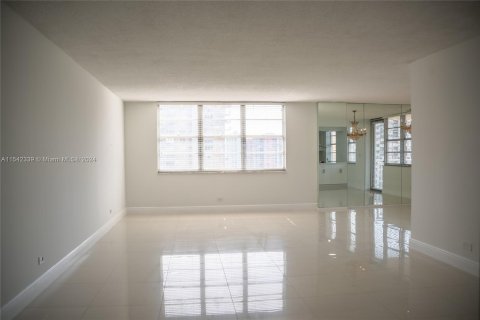 Condo in Sunny Isles Beach, Florida, 2 bedrooms  № 1042917 - photo 3