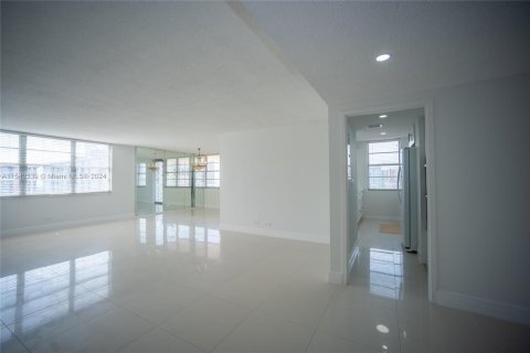 Condo in Sunny Isles Beach, Florida, 2 bedrooms  № 1042917 - photo 27