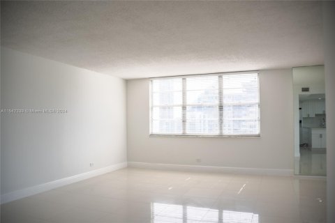 Condo in Sunny Isles Beach, Florida, 2 bedrooms  № 1042917 - photo 4