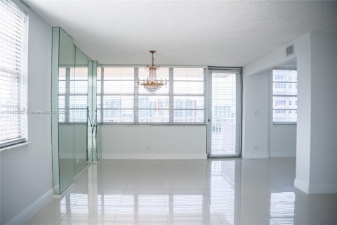 Condo in Sunny Isles Beach, Florida, 2 bedrooms  № 1042917 - photo 11