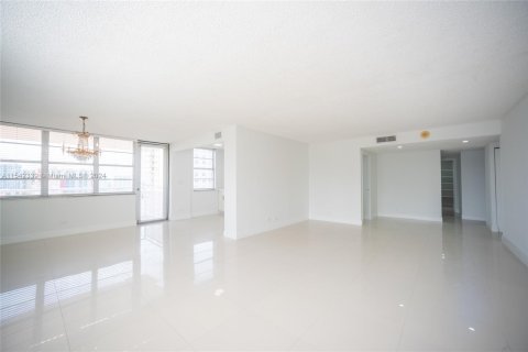 Condo in Sunny Isles Beach, Florida, 2 bedrooms  № 1042917 - photo 25