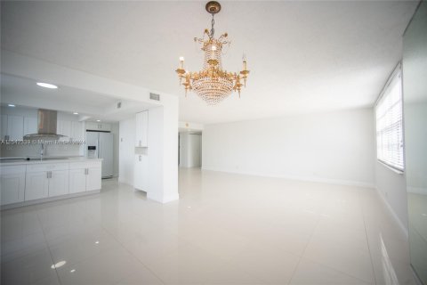 Condo in Sunny Isles Beach, Florida, 2 bedrooms  № 1042917 - photo 24