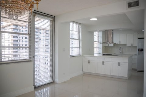 Condo in Sunny Isles Beach, Florida, 2 bedrooms  № 1042917 - photo 12