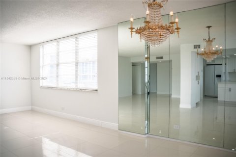 Condo in Sunny Isles Beach, Florida, 2 bedrooms  № 1042917 - photo 9