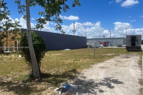 Propiedad comercial en venta en Hialeah, Florida № 1293278 - foto 2