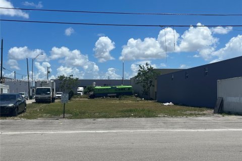 Propiedad comercial en venta en Hialeah, Florida № 1293278 - foto 1