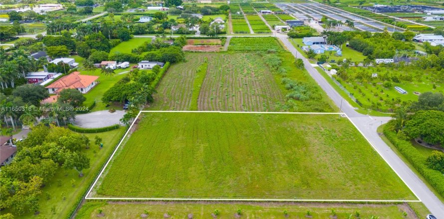 Commercial property in Homestead, Florida № 1360700