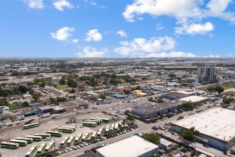 Propiedad comercial en venta en Miami, Florida № 1227420 - foto 8