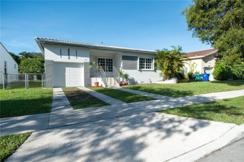 Villa ou maison à vendre à Miami, Floride: 2 chambres, 123.93 m2 № 1386027 - photo 1