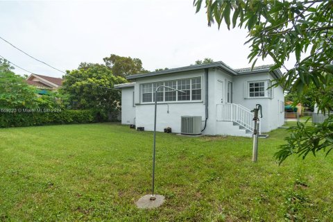 House in Miami, Florida 2 bedrooms, 123.93 sq.m. № 1386027 - photo 12