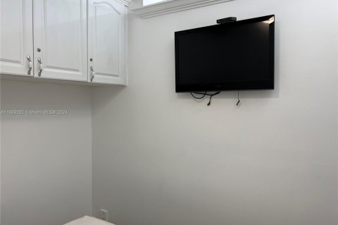 Condo in Miami Beach, Florida, 1 bedroom  № 1385981 - photo 17