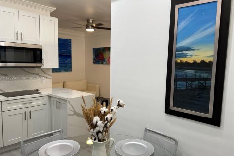 Condo in Miami Beach, Florida, 1 bedroom  № 1385981 - photo 25