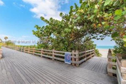 Condo in Miami Beach, Florida, 1 bedroom  № 1385981 - photo 20