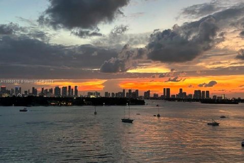 Condo in Miami Beach, Florida, 1 bedroom  № 1385932 - photo 13