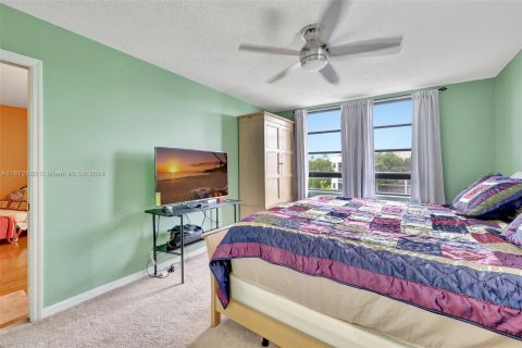 Condo in Tamarac, Florida, 2 bedrooms  № 1396823 - photo 11