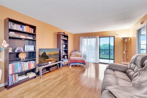 Condo in Tamarac, Florida, 2 bedrooms  № 1396823 - photo 2