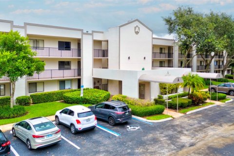 Condo in Tamarac, Florida, 2 bedrooms  № 1396823 - photo 1