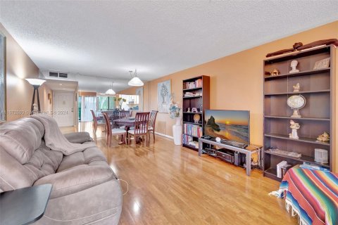 Condo in Tamarac, Florida, 2 bedrooms  № 1396823 - photo 4