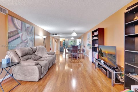 Condo in Tamarac, Florida, 2 bedrooms  № 1396823 - photo 3