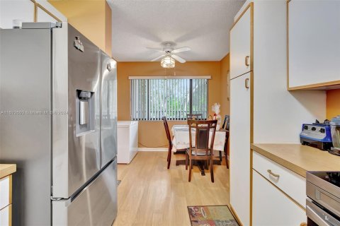 Condo in Tamarac, Florida, 2 bedrooms  № 1396823 - photo 9