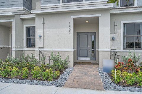 Townhouse in Florida City, Florida 3 bedrooms, 128.39 sq.m. № 1059523 - photo 5