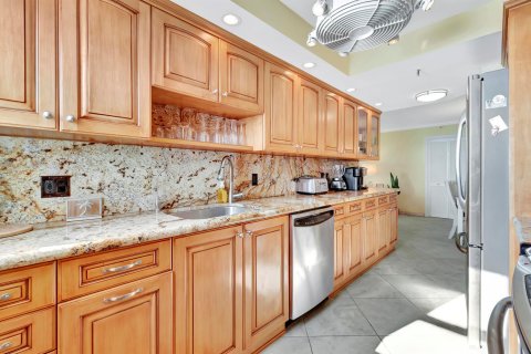 Condo in Highland Beach, Florida, 2 bedrooms  № 1061077 - photo 25