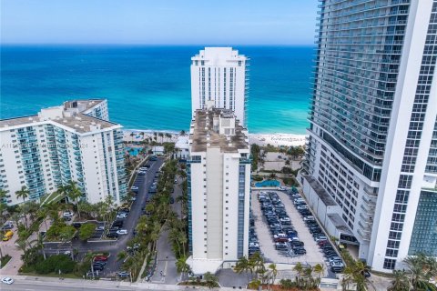 Condo in Hollywood, Florida, 1 bedroom  № 1099238 - photo 19