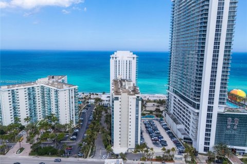 Condo in Hollywood, Florida, 1 bedroom  № 1099238 - photo 3