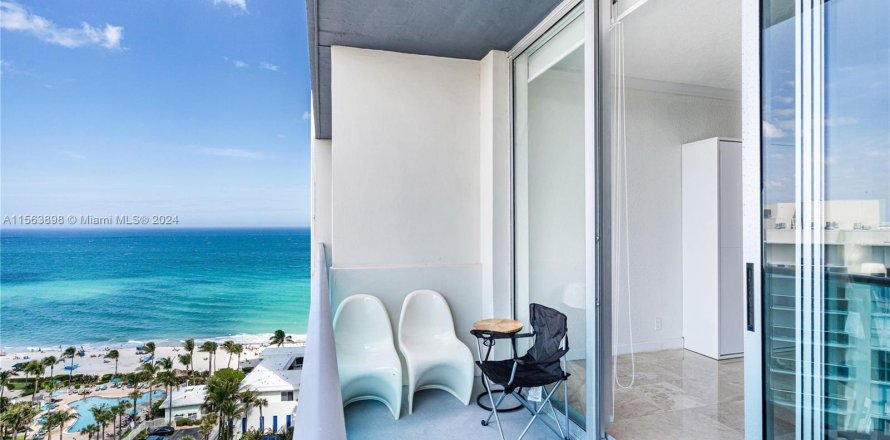 Condominio en Hollywood, Florida, 1 dormitorio  № 1099238