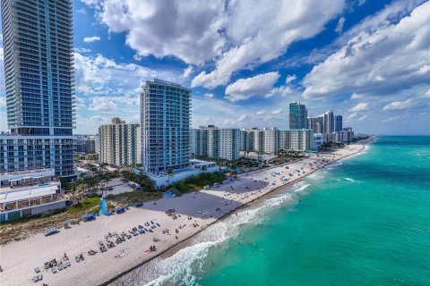 Condo in Hollywood, Florida, 1 bedroom  № 1099238 - photo 2