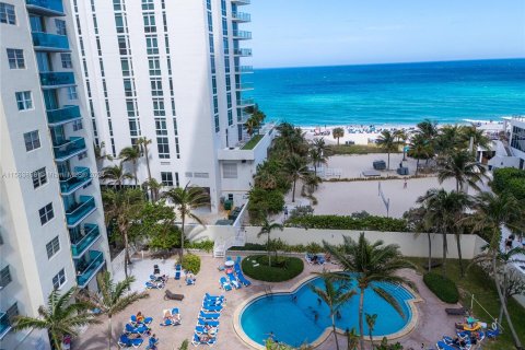 Condo in Hollywood, Florida, 1 bedroom  № 1099238 - photo 27