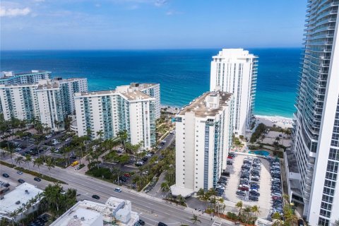 Condo in Hollywood, Florida, 1 bedroom  № 1099238 - photo 23