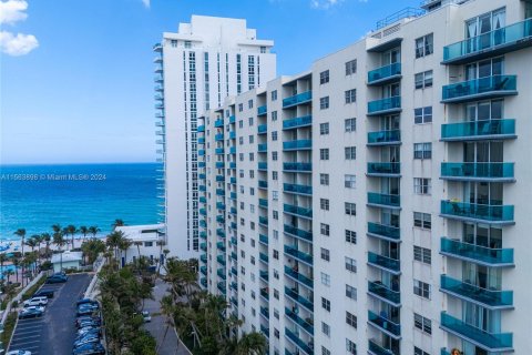 Condo in Hollywood, Florida, 1 bedroom  № 1099238 - photo 25