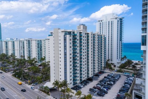 Condo in Hollywood, Florida, 1 bedroom  № 1099238 - photo 24