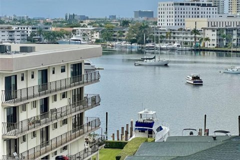 Condo in Hallandale Beach, Florida, 1 bedroom  № 1054983 - photo 7